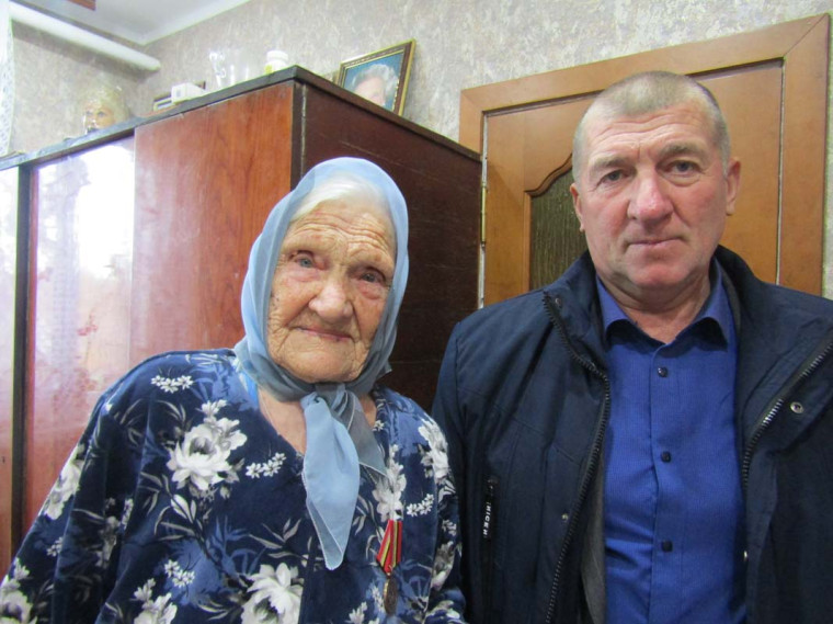 Вручение памятных медалей. Вручение памятных медалей.